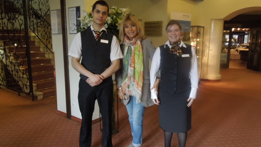 Lena Valaitis zu Gast im relexa Waldhotel Schatten (Mitte, hier im Bild mit Ramon Amirinia (li.) und Tanja Blankenburg (re.))